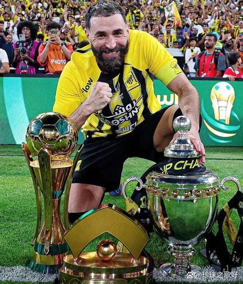 瓦尔布埃纳:我不怨恨本泽马 他完全配得上金球奖 瓦尔布埃纳:我不怨恨本泽马 他完全配得上金球奖